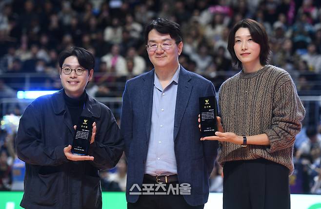 ‘신인감독 김연경’ 권락희 PD, 김연경 감독이 25일 춘천 호반체육관에서 열린 2025-2026 V-리그 올스타전에서 감사패를 받은 후 조원태 총재와 기념촬영을 하고 있다.  2026. 1. 25. 춘천 | 최승섭기자 thunder@sportsseoul.com