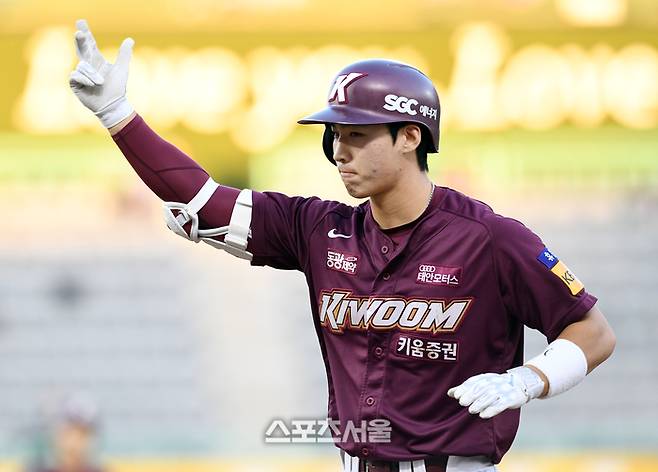 키움 이주형이 31일 인천 SSG랜더스필드에서 열린 2023 KBO리그 SSG전에서 2회초 무사 1루 상황에서 SSG 선발 김광현을 상대로 안타를 치고 세리머니를 하고 있다. 문학 | 박진업기자 upandup@sportsseoul.com