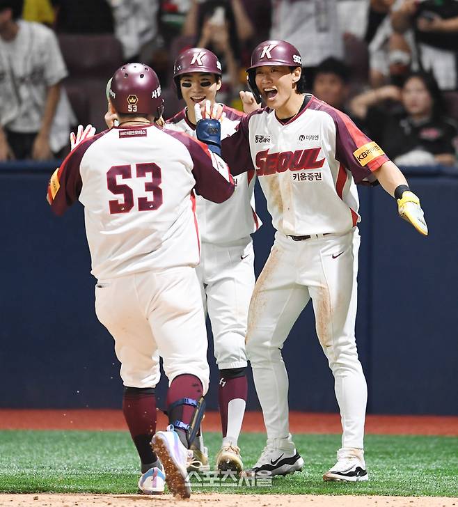 키움 최주환(왼쪽)이 25일 서울 고척스카이돔에서 열린 2024 KBO리그 LG와 경기 4회말 1사 1-3루 상황에서 LG 선발 에르난데스를 상대로 역전 3점 홈런을 치고 선행주자 송성문(오른쪽), 이주형과 하이파이브를 하고 있다. 고척 | 박진업 기자 upandup@sportsseoul.com