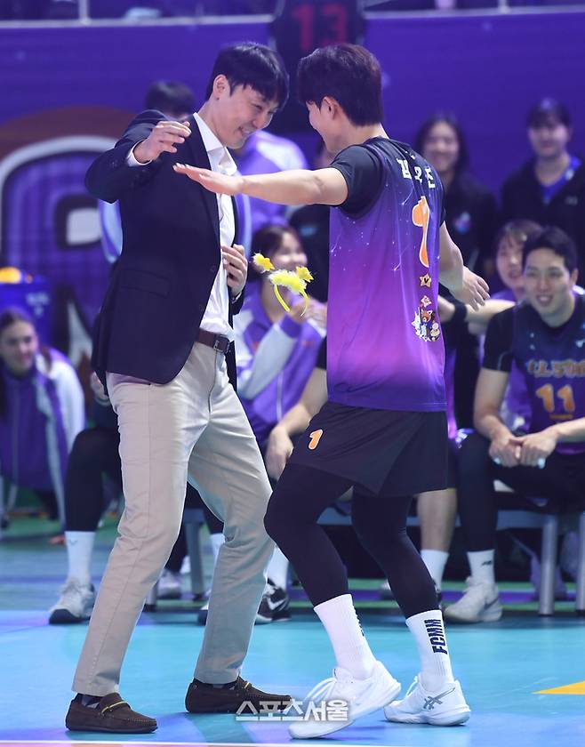 김우진이 25일 춘천 호반체육관에서 열린 2025-2026 V-리그 올스타전에서 하현용 KB손보 감독대행과 댄스를 하고 있다.  2026. 1. 25. 춘천 | 최승섭기자 thunder@sportsseoul.com