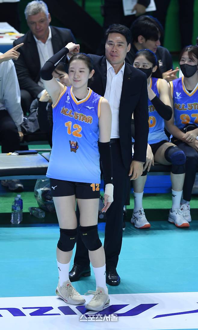 이다현과 강성형 감독이 25일 춘천 호반체육관에서 열린 2025-2026 V-리그 올스타전에서 댄스를 추고 있다.  2026. 1. 25. 춘천 | 최승섭기자 thunder@sportsseoul.com