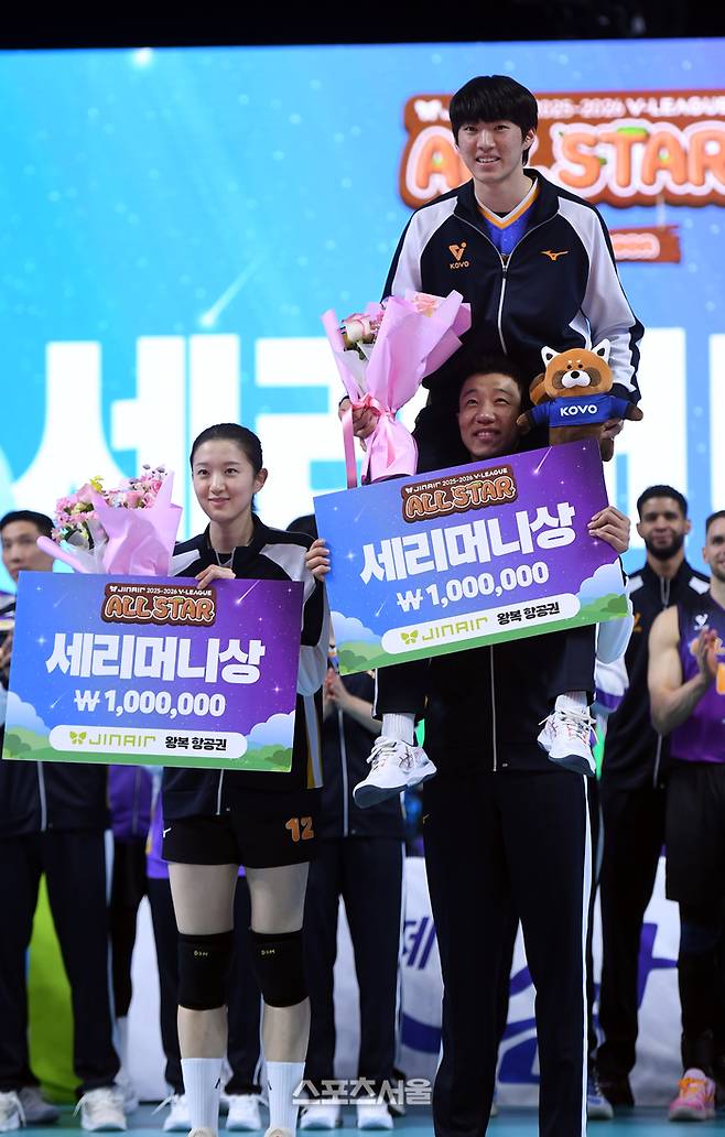 이다현, 김진영, 신영석이 25일 춘천 호반체육관에서 열린 2025-2026 V-리그 올스타전 시상식에서 세리머니상을 수상한 후 포즈를 취하고 있다.  2026. 1. 25. 춘천 | 최승섭기자 thunder@sportsseoul.com