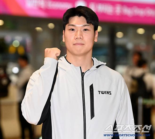 LG 트윈스 선수단이 23일 인천공항을 통해 전지훈련지인 미국 애리조나로 출국했다. 조원태가 취재진에 포즈를 취하고 있다. 인천공항=허상욱 기자wook@sportschosun.com/2026.01.23/