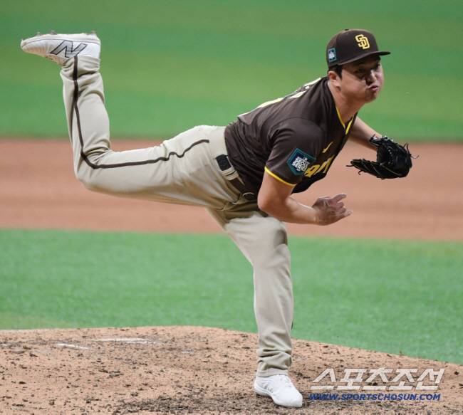 18일 서울 고척스카이돔에서 열린 '메이저리그 월드투어 서울 시리즈 2024' 샌디에이고 파드리스와 LG 트윈스의 경기. 9회말 등판한 고우석이 투구하고 있다. 고척=정재근 기자 cjg@sportschosun.com/2024.3.18/