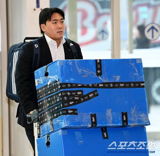 두산 베어스 선수단이 23일 인천공항을 통해 전지훈련지인 호주 시드니로 출국했다. 윤준호가 출국장으로 들어서고 있다. 인천공항=허상욱 기자wook@sportschosun.com/2026.01.23/