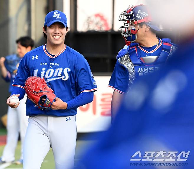 2021 KBO리그 삼성 라이온즈와 KT 위즈의 경기가 13일 수원 KT위즈파크에서 열렸다. 경기 전 삼성 선발투수 원태인이 불펜투구를 마친 후 강민호와 이야기를 나누고 있다. 수원=허상욱 기자 wook@sportschosun.com/2021.05.13/