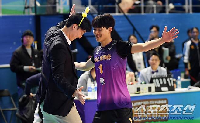 2025-2026 V리그 올스타전이 25일 춘천시 호반체육관에서 열렸다. 하현용 감독대행과 김우진이 준비한 퍼포먼스를 펼치고 있다. 춘천=박재만 기자 pjm@sportschosun.com/2026.01.25/