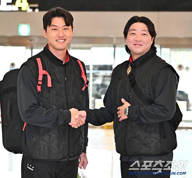 23일 오후 KIA 타이거즈 선수단이 김포공항을 통해 전지훈련이 열리는 일본으로 출국했다. 함께 포즈를 취하고 있는 KIA 홍건희, 김범수. 김포공항=송정헌 기자songs@sportschosun.com/2026.01.23/