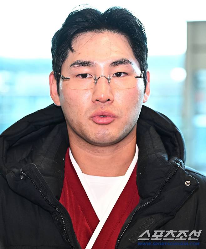 22일 키움 히어로즈 선수단이 인천공항 제2터미널을 통해 전지훈련을 위해 출국했다. 출국에 앞서 인터뷰하고 있는 임지열. 인천공항=송정헌 기자songs@sportschosun.com/2026.01.22/