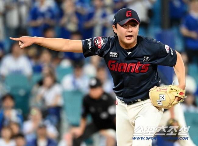 16일 대구삼성라이온즈파크에서 열린 롯데와 삼성의 경기, 5회말 2사 2루 삼성 김지찬 타석때 롯데 정철원이 떨어진 공을 보며 손짓하고 있다. 대구=허상욱 기자wook@sportschosun.com/2025.09.16/