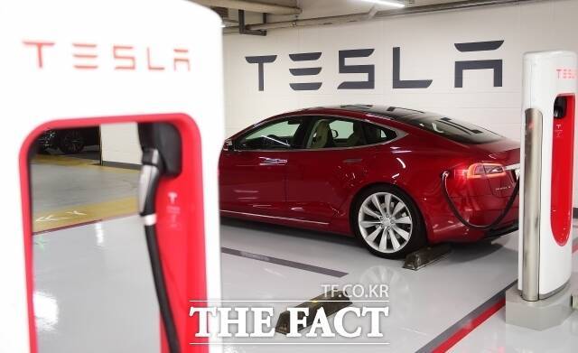 업계에 따르면 테슬라는 지난 17일 모델3 스탠더드 RWD 판매 가격을 4199만원으로 인하했다. /더팩트 DB