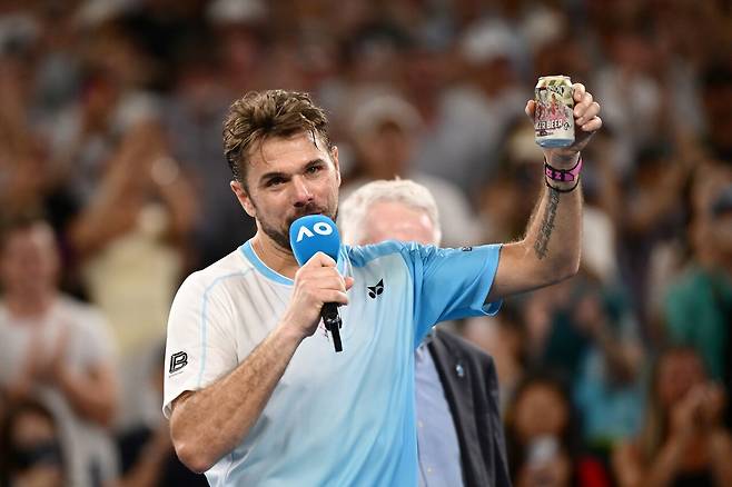 2회전 5세트 접전 승리 후 "오늘은 맥주 한 잔 해도 괜찮겠다"고 했던 바브린카. 3회전 패배 후 주최측이 건넨 맥주를 들고 관중들에게 소감을 전하고 있는 바브린카. 게티이미지코리아