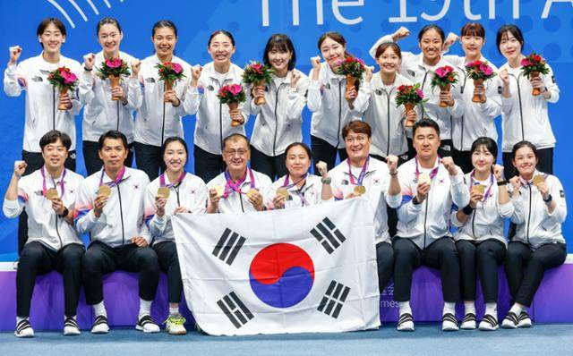 중국을 꺾고 29년 만에 항저우 아시안게임에서 여자단체전 금메달을 따낸 안세영을 비롯한 선수단. 안세영은 여자 단식과 함께 2관왕에 올랐다.