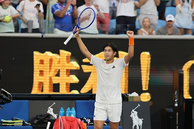 메드베데프와 호주오픈 리매치 승리를 확정 지은 뒤 기뻐하는 티엔