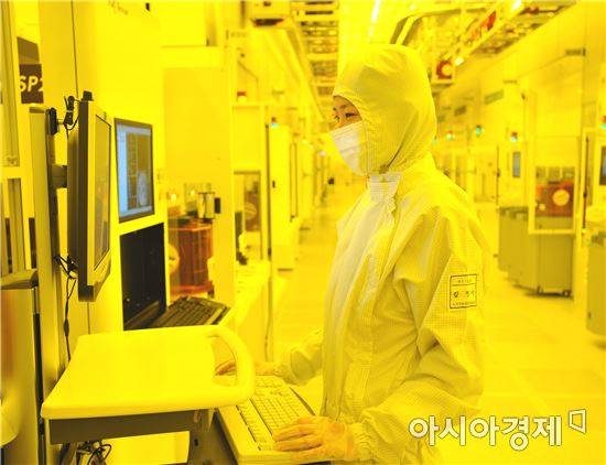 ▲삼성전자 시스템 반도체 생산라인에서 삼성전자 시스템LSI 사업부 소속 연구원이 생산라인을 점검하고 있다. (제공=삼성전자)