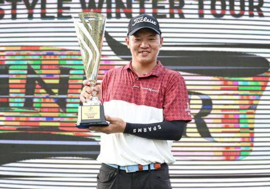 에드벤 잉 호크 홍이 KPGA 제1회 JP 라이프스타일 윈터 투어에서 우승 직후 트로피를 들고 미소를 짓고 있다. KPGA 제공