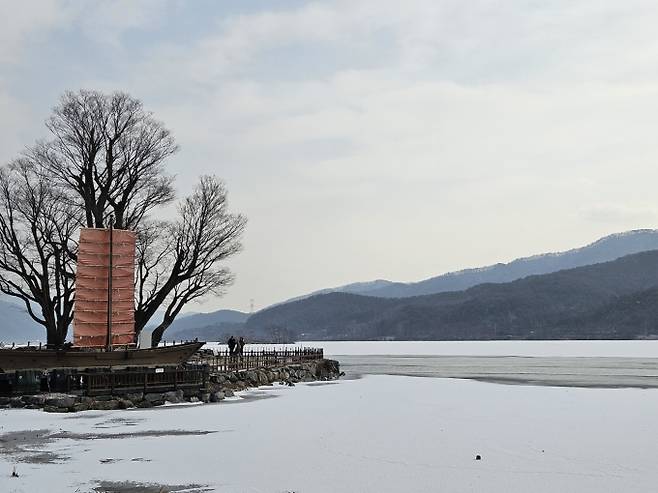 서울 아침 영하 11도…건조한 날씨 ‘불조심’[오늘날씨]= 일요일인 오늘(25일) 날씨는 전국이 대체로 맑다가 늦은 오후부터 구름 많아지겠으나, 전라권과 제주도는 가끔 구름 많겠다. 아침 최저기온은 -18~-2℃, 낮 최고기온은 –6~5℃가 되겠다. 중부지방을 중심으로 아침 기온이 -10도 안팎으로 낮아 한파가 지속되겠다. ⓒbnt뉴스: 오늘날씨, 내일날씨, 주간날씨 예보&nbsp;