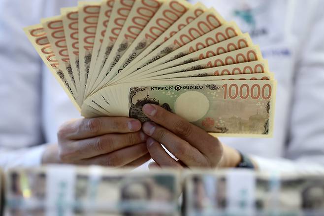 최근 서울 하나은행 위변조대응센터에서 직원이 엔화를 보이고 있다. /연합뉴스