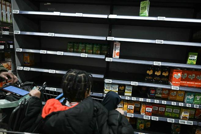 겨울 폭풍에 대비하는 사람들이 몰리면서 미국 워싱턴 DC의 한 상점 선반이 텅 비었다./AFP 연합뉴스