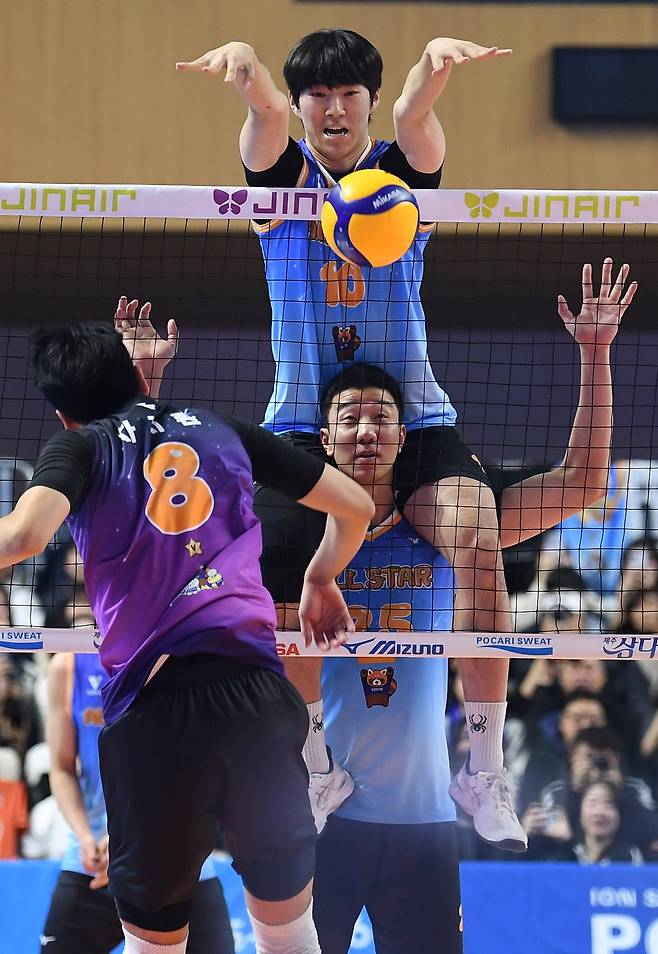 25일 강원도 춘천 호반체육관에서 열린 V리그 올스타전에서 신영석(아래)과 김진영(위)이 '인간 탑'을 만들어 블로킹을 하고 있다. /박재만 스포츠조선 기자