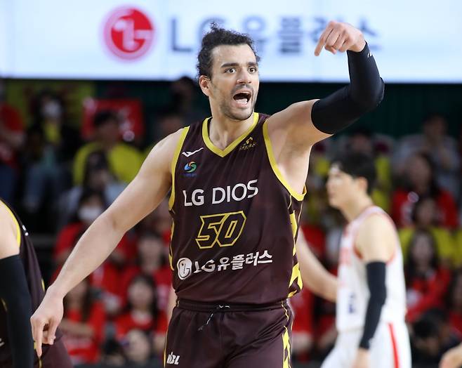 선두 LG, ‘추격자’ 정관장에 수비로 매운맛 보였다