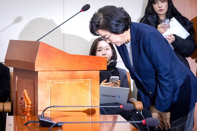 이혜훈 기획예산처 장관 후보자가 23일 국회 재정경제기획위원회에서 열린 인사청문회에서 모두발언 중 '성숙하지 못한 언행'에 대한 사과 인사를 하고 있다. /연합뉴스