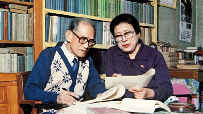 조명암이 북한에서 재혼한 2번째 부인 김관보는 북한의 공훈배우로 서도민요 명창이다.