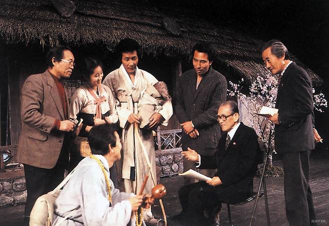 북한에서 조명암(안경을 쓴 채 앉은 사람)이 연기를 지도하는 모습.