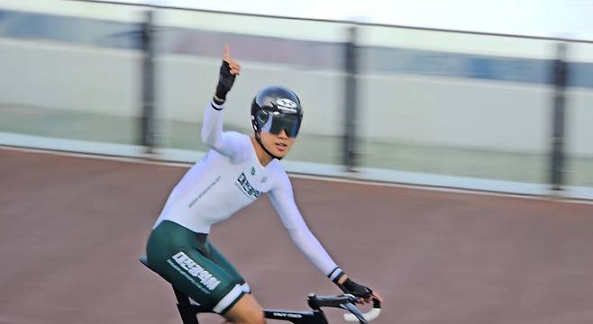 지난해 제54회 전국소년체육대회에서 권영빈(17)이 1위로 결승선을 통과한 뒤 세리머니를 하고 있다. 이성현 기자