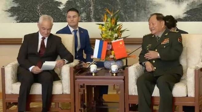 2024년 10월 15일 중국 베이징에서 장유샤(오른쪽) 중앙군사위원회 부주석이 안드레이 벨로우소프 러시아 국방장관과 대화를 나누고 있다. ⓒ 로이터/연합뉴스