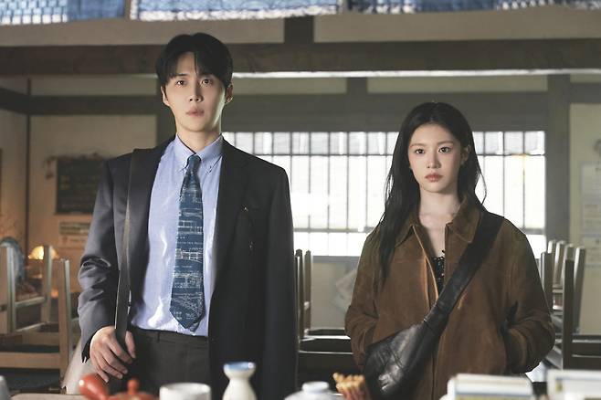 넷플릭스 드라마 ‘이 사랑 통역 되나요?’의 한 장면. 서로 다른 거리감 속에서 마주 선 두 인물이 회피형·안정형 관계의 심리적 대비를 보여준다. 넷플릭스 제공