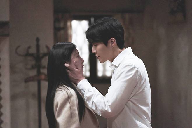 넷플릭스 ‘이 사랑 통역 되나요?’ 장면. 회피형 애착과 안정형 파트너의 관계 패턴을 심리학적으로 해석했다. 넷플릭스 제공