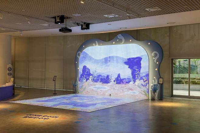 국립아시아문화전당재단은 20일 경기도 광명시민회관 전시실에서 어린이 전시 ‘아시아 이야기 꾸러미: 신나는 그림책 모험’을 개막했다. 국립아시아문화전당재단 제공