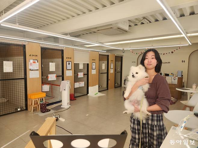 13일 광주 동구 불로동 피스멍멍에서 정연우 코디네이터가 보호 중인 포메라니안을 안고 있다. 이형주 기자 peneye09@donga.com