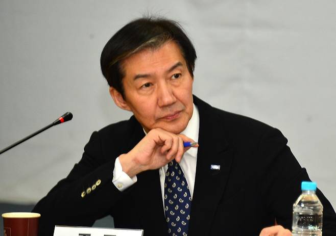 조국혁신당 조국 대표가 23일 오후 여수시 근로자종합복지관에서 열린 ‘여수산단 위기 토론회’에 참석해 여수국가산단 기업 노동조합 대표의 건의를 경청하고 있다. 2026.01.23.[여수=뉴시스]