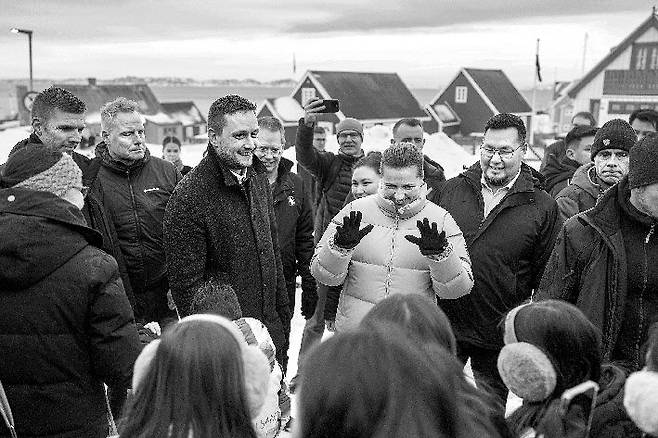 옌스프레데리크 닐센 그린란드 총리(왼쪽 가운데)와 메테 프레데릭센 덴마크 총리(가운데)가 23일 누크를 방문해 어린이들과 대화하고 있다. (누크=AP뉴시스)