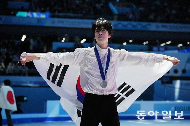 ‘피겨 프린스’ 차준환이 25일 중국 베이징에서 끝난 국제빙상경기연맹(ISU) 피겨 4대륙선수권대회 남자 싱글에서 은메달을 차지한 뒤 몸에 태극기를 두르고 팬들에게 인사를 하고 있다. 전날 쇼트프로그램에서 6위(88.89점)에 그쳤던 차준환은 이날 프리스케이팅에서 참가 선수 중 가장 높은 점수인 184.73점을 받아 총점 273.62점으로 시상대에 섰다.(베이징=AP뉴시스)