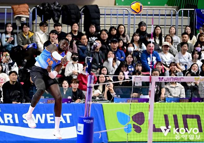 25일 강원 춘천에서 열린 2025~2026시즌 프로배구 V리그 올스타전에서 시속 123km의 강서브를 2차례 성공해 문성민(현 현대캐피탈 코치)이 2016~2017시즌 세운 역대 최고기록과 동률로 서브콘테스트에서 우승한 베논(한국전력). 한국배구연맹(KOVO) 제공