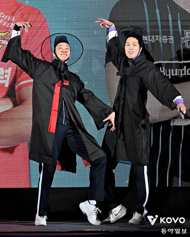 25일 강원 춘천에서 열린 2025~2026시즌 프로배구 V리그 올스타전에서 넷플릭스 애니메이션 영화 ‘케이팝 데몬 헌터스’ 속 캐릭터 ‘사자보이즈’처럼 저승사자 복장을 입고 등장한 신영석(한국전력‧왼쪽)과 최민호(현대캐피탈). 한국배구연맹(KOVO) 제공