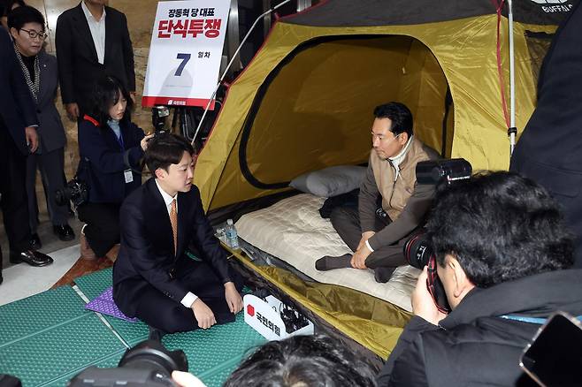 이준석 개혁신당 대표가 21일 서울 여의도 국회 로텐더홀에서 단식투쟁 7일차를 맞은 장동혁 국민의힘 대표를 찾아 대화를 하고 있다.