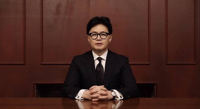 한동훈 전 국민의힘 대표가 18일 자신의 제명을 불러온 당원게시판 사태를 두고 국민께 송구한 마음이라며 유감을 표명하고 있다. (사진=한동훈 전 대표 페이스북 영상 캡처). 뉴시스