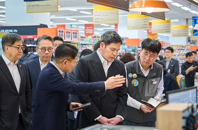 정용진 신세계그룹 회장(앞줄 오른쪽 두번째)이 지난 6일 스타필드마켓 죽전점을 찾아 간편식 델리 매장에서 상품 설명을 듣고 있다. 신세계그룹 제공