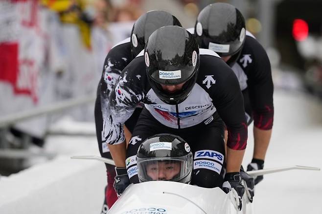 김진수 팀(김진수·김선욱·김형근·이건우)가 지난달 30일(현지 시간) 오스트리아 인스브루크에서 열린 2025-26 국제봅슬레이스켈레톤연맹(IBSF) 월드컵 2차 봅슬레이 남자 4인승 경기를 펼치고 있다. 1차 대회에서 동메달을 땄던 김진수 팀은 1, 2차 시기 합계 1분44초29초로 7위를 기록했다. 뉴시스