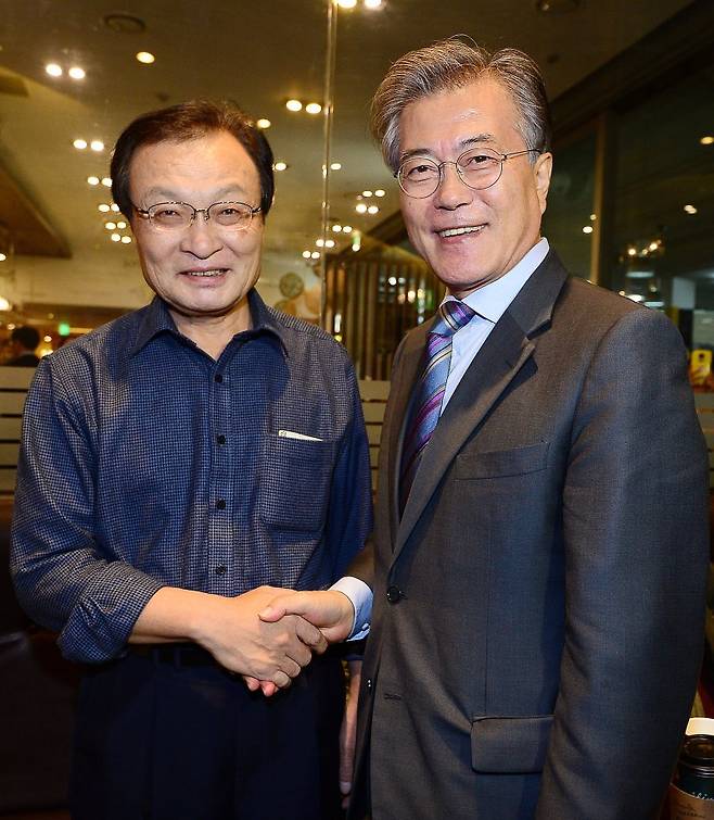 이해찬 민주평화통일자문회의 수석부의장이 지난 2016년 10월 20일 당시 문재인 전 대통령과 서울 서대문구 이화여대 아트하우스 모모영화관에서 열린 제3회 사람사는세상 영화제 개막식에서 인사 나누는 모습. 뉴스1