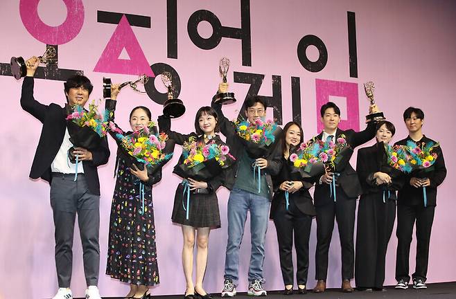 2022년 9월16일 오후 서울 중구 웨스틴조선호텔에서 열린 넷플릭스 시리즈 ‘오징어 게임’ 에미상 수상 기념 간담회에서 황동혁 감독(왼쪽 넷째)을 비롯해 배우와 제작진이 트로피를 들어 보이고 있다. 신소영 기자 viator@hani.co.kr