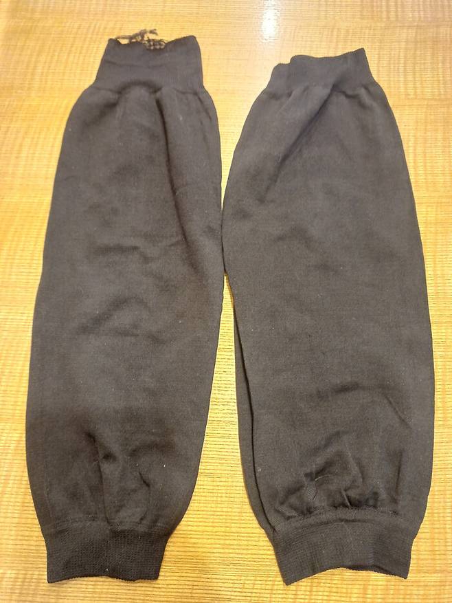 물과 기름이 튀는 것을 막기 위해 착용하는 진석씨의 토시. 본인 제공