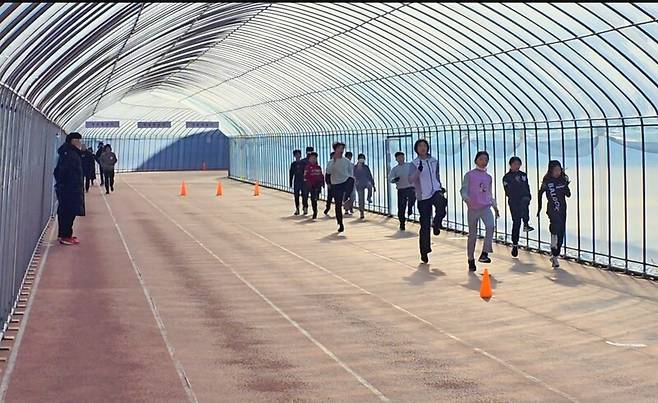 지난 20일 오전 경기 의정부시 녹양동 의정부종합운동장 육상 트랙에서 학생들이 단체로 달리기를 하고 있다.