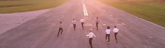 세계적인 그룹 BTS의 ‘에필로그:영 포에버’ 뮤직비디오. 뮤직비디오 영상 갈무리