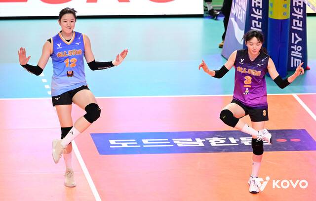 이다현(왼쪽·흥국생명)과 김다인(현대건설)이 25일 열린 2025∼2026 V리그 올스타전에서 AI댄스를 선보이고 있다. 한국배구연맹 제공