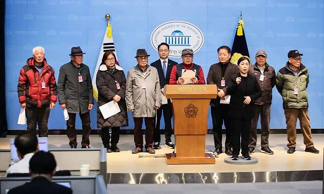 납북귀환어부 인권침해 사건의 피해자들이 지난달 2일 오전 국회 소통관에서 특별법 제정을 촉구하고 있다. 더불어민주당 허영 의원실 제공
